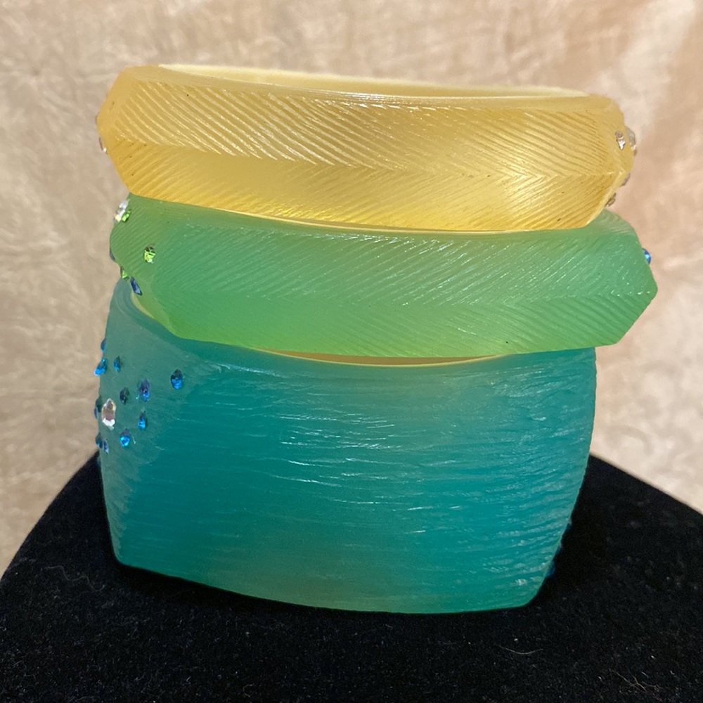 3 Acrylic Bangle Bracelets - Picture 4 of 7